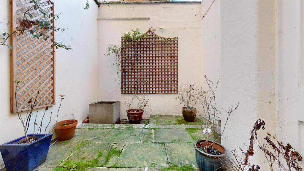 Flat 1 167 CRMaincourtyard4.jpg