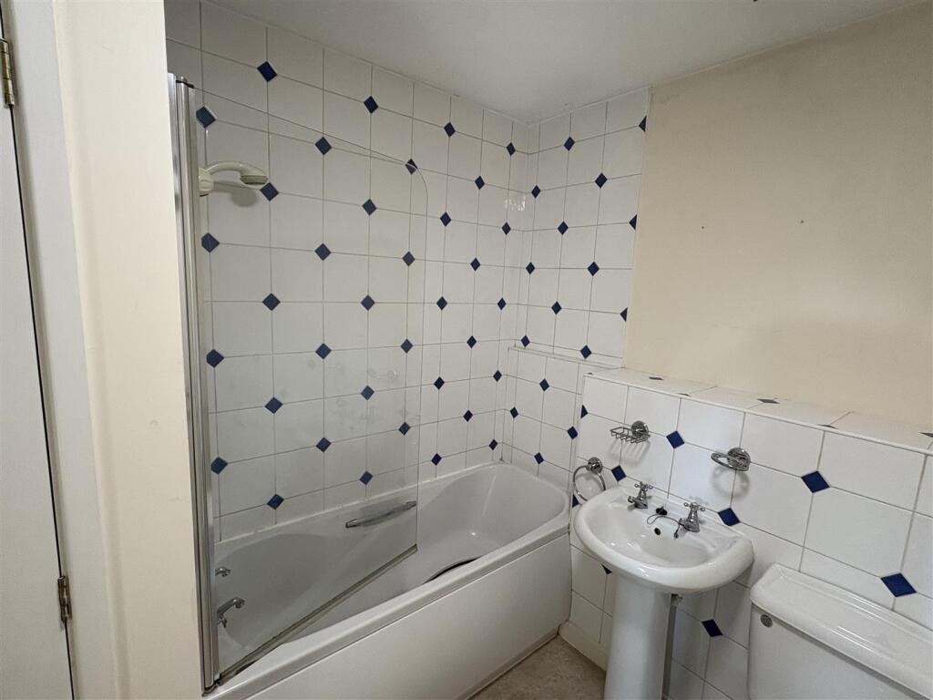 Bathroom.jpg