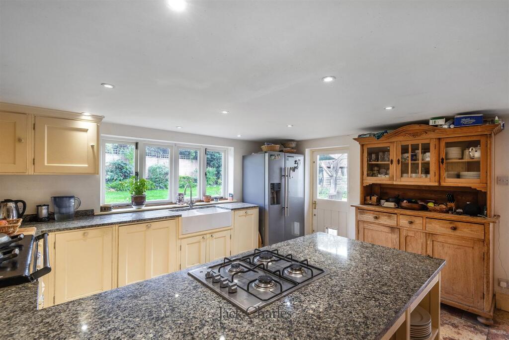 The Artichoke, Park Rd, TN11 9SR 010.jpg