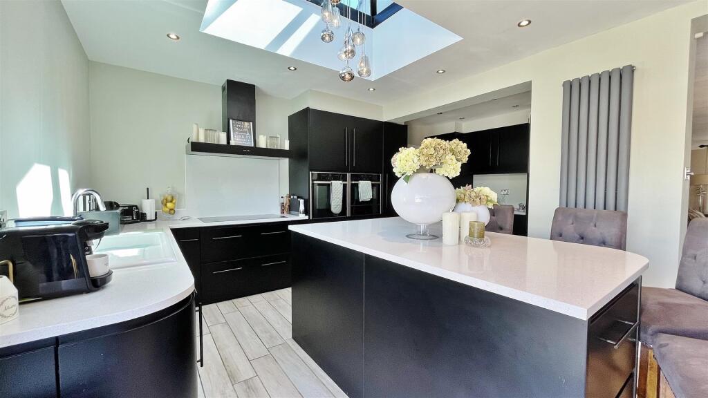 Kitchen/Entertaining Area