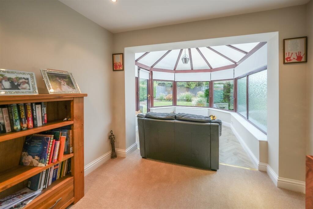 SITTING ROOM/DINING ROOM