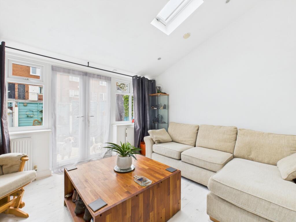 CAM03729G0-PR0019-STILL008