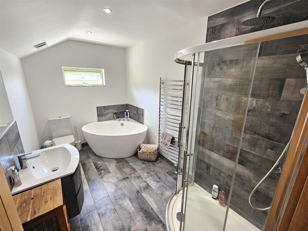 En Suite Bathroom.jpg