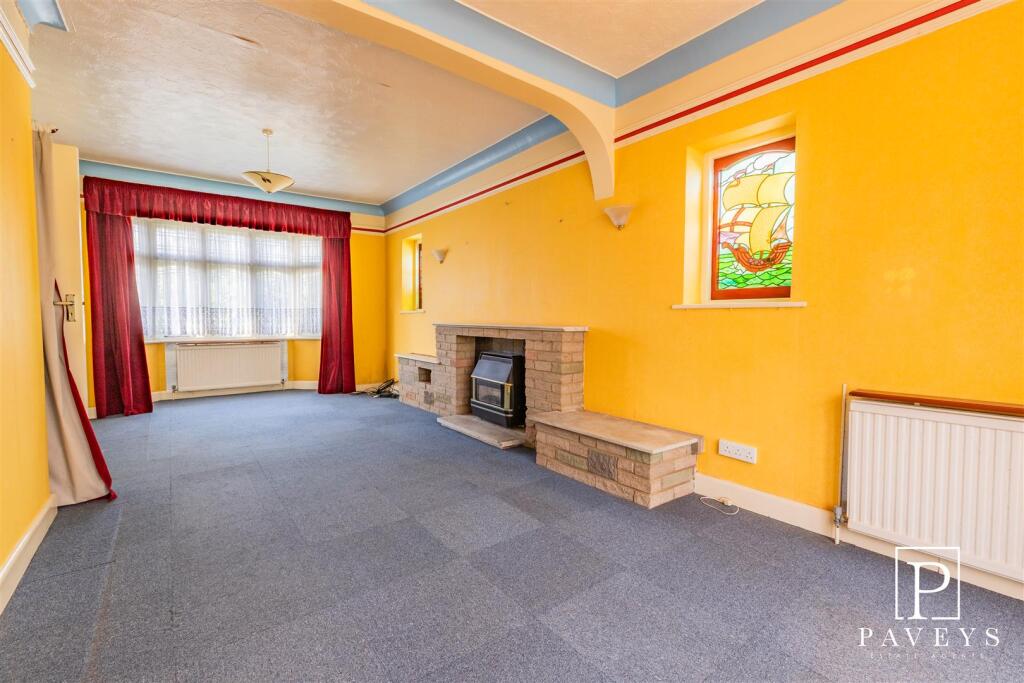SITTING/DINING ROOM