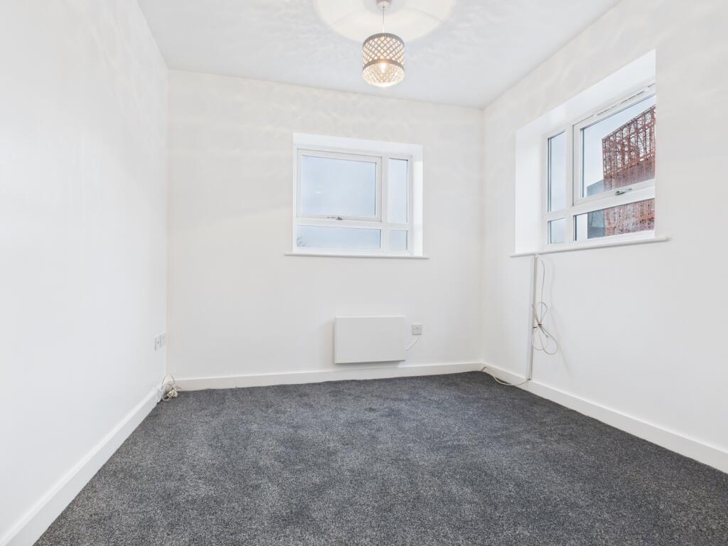 CAM03729G0-PR0176-STILL001