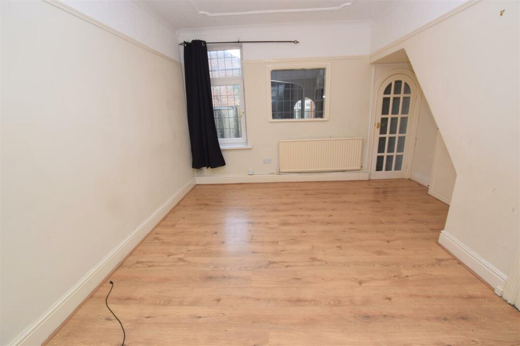 THROUGH LOUNGE DINER