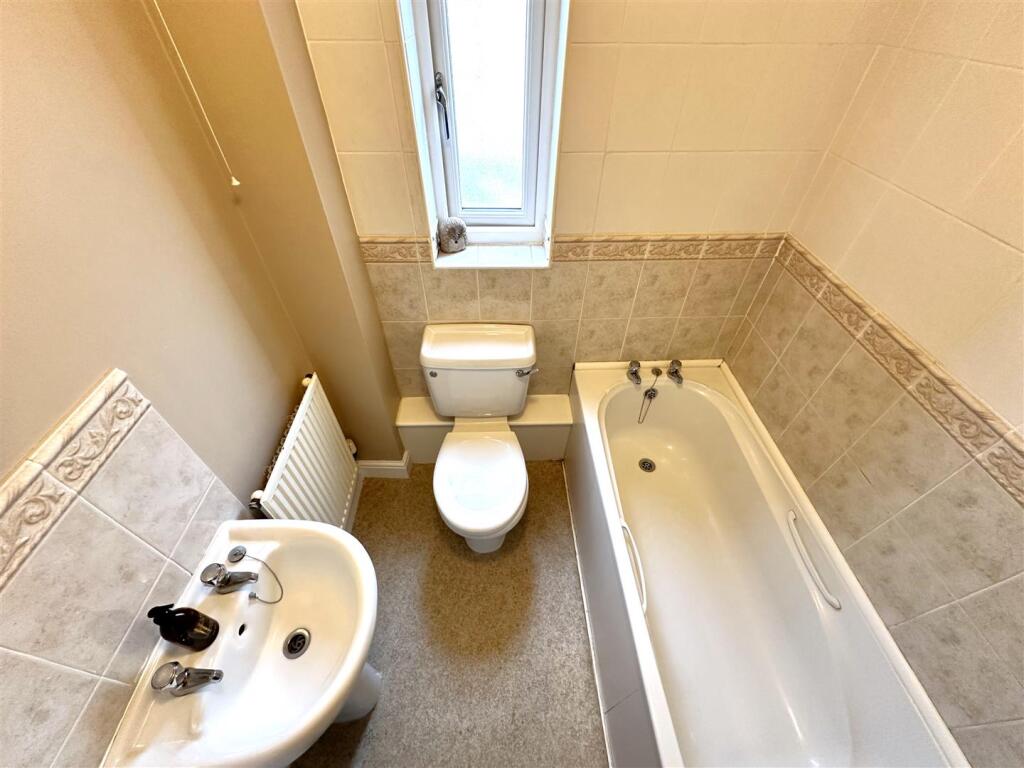 Family Bathroom 562