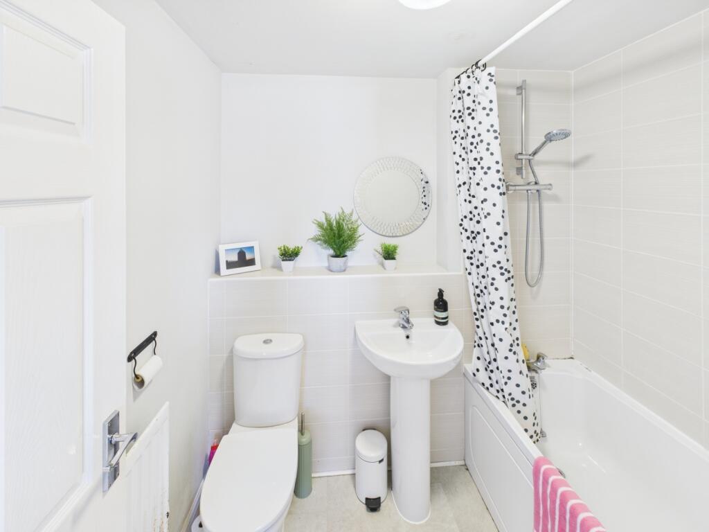 CAM04233G0-PR0016-STILL018