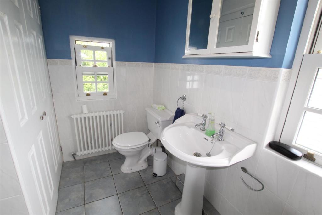 bathroom 2nd angle.JPG