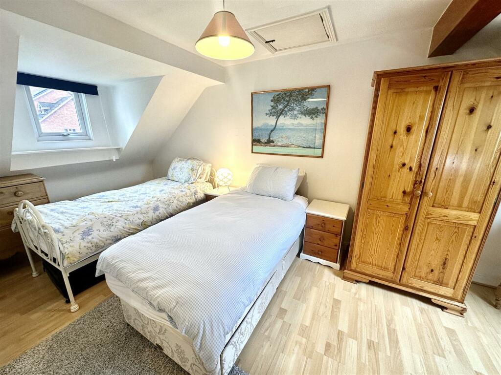 BEDROOM 2