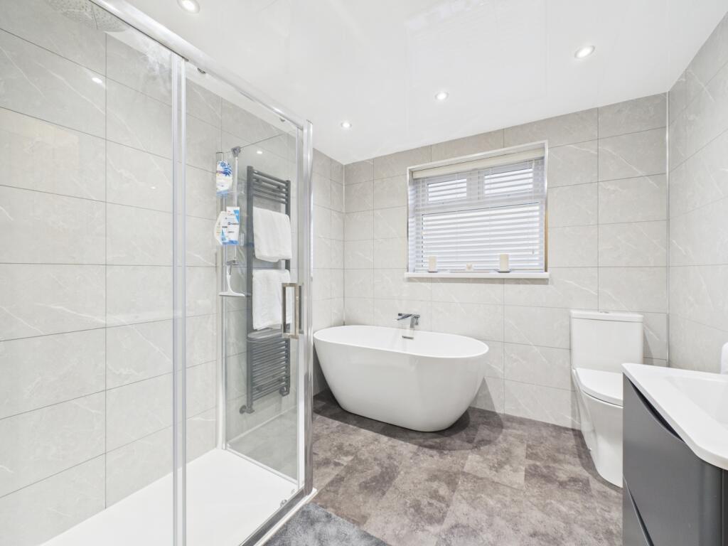 CAM02195G0-PR0095-STILL028