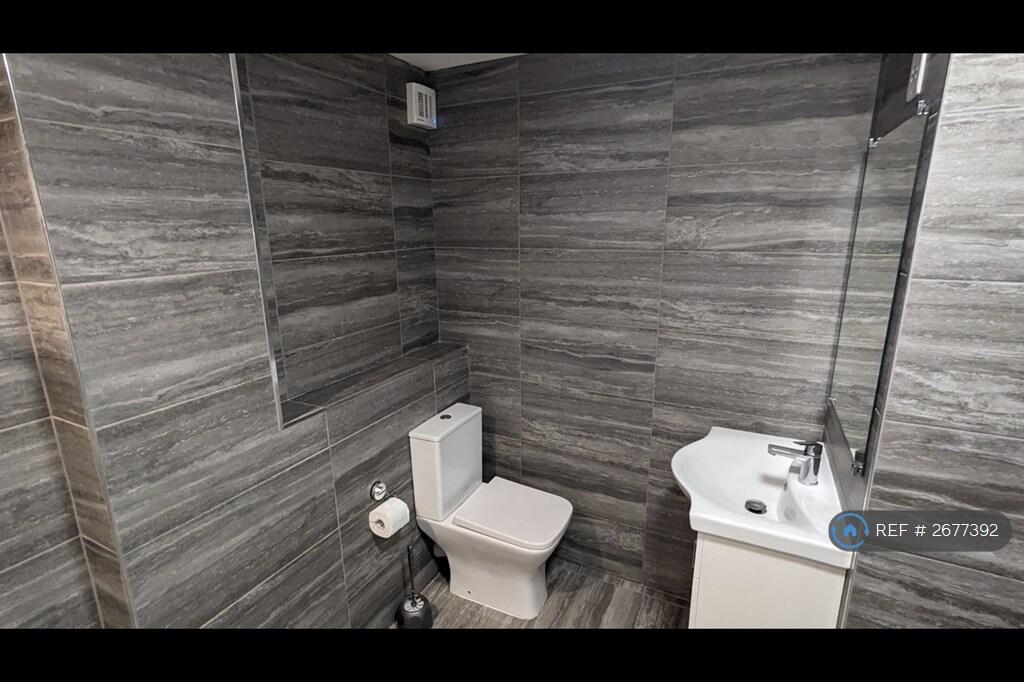 Middle Floor Bathroom