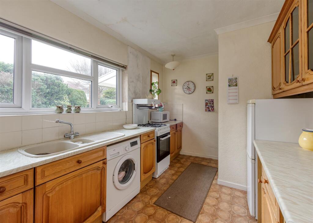 1 Lane Green Road-kitchen4 JAN25.jpg