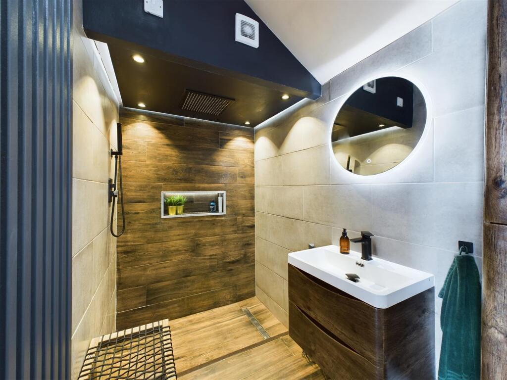 Stylish En-Suite Shower Room