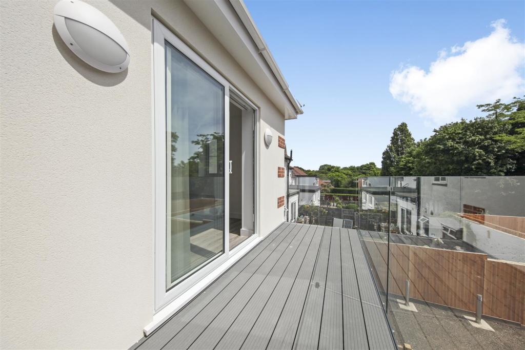 Flats 4, 15-17 Tudor Gardens,  - fo2Ygh1nsglezvSDy
