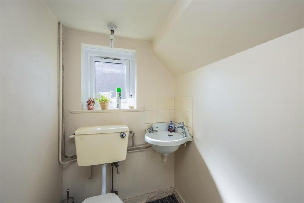 King George VI Dr 17 CLOAKROOM.jpeg