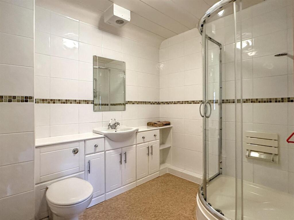 SHOWER ROOM/WC