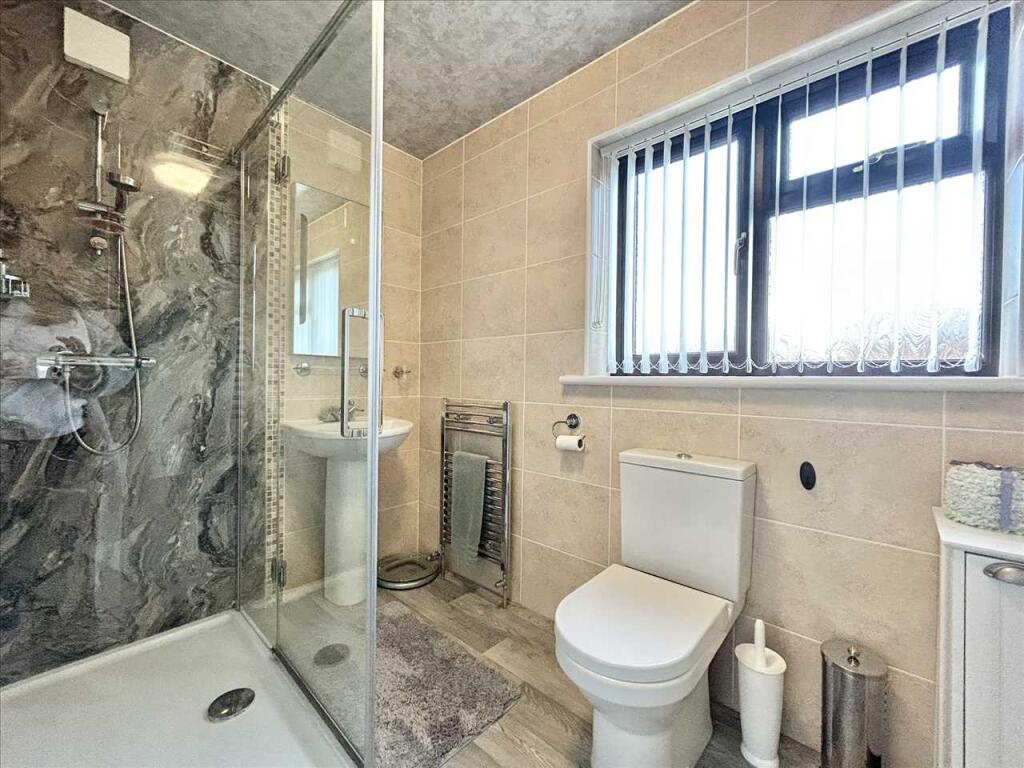 EN-SUITE SHOWER ROOM