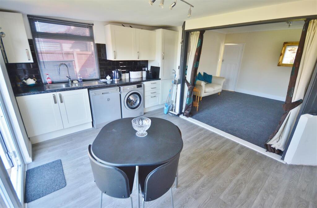 KITCHEN/BREAKFAST ROOM