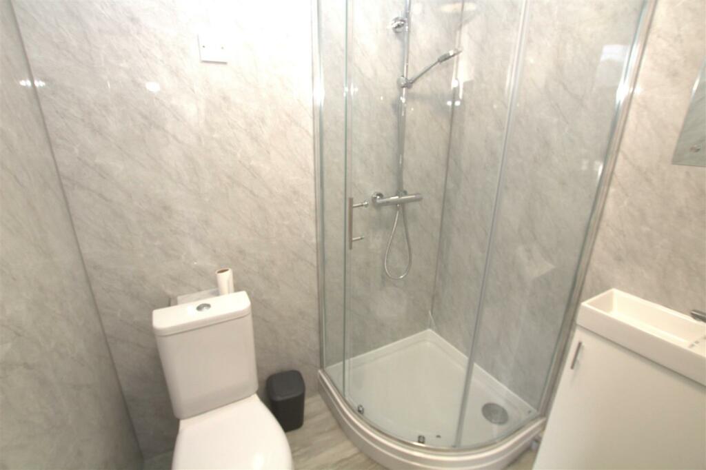 room 4 ensuite.jpg