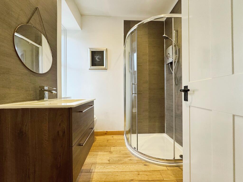 Downstairs En-suite