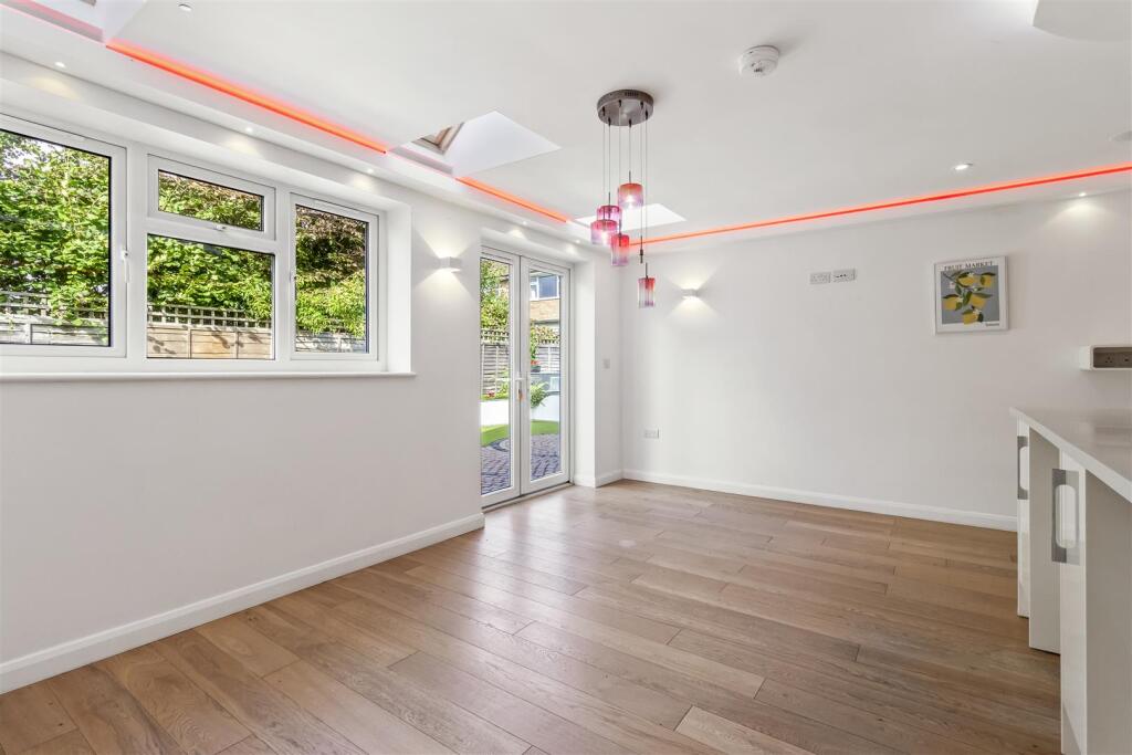 8 Courtlands Close-001.JPG