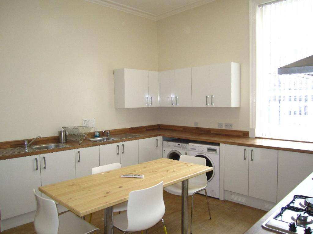 Communal Kitchen Din