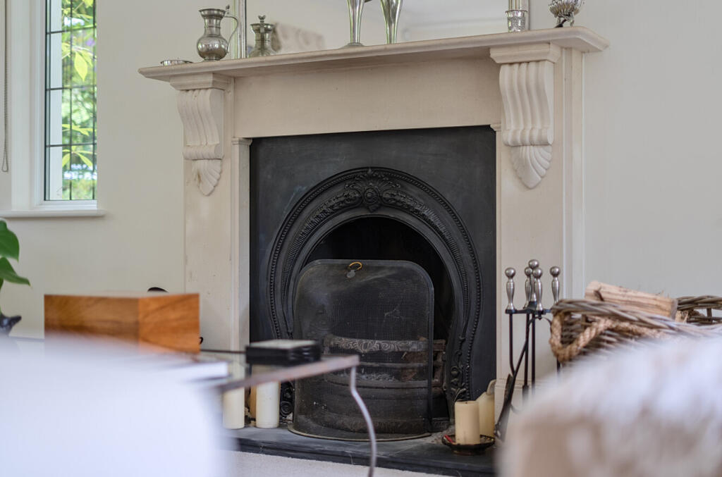 1299882-17-682f3b...