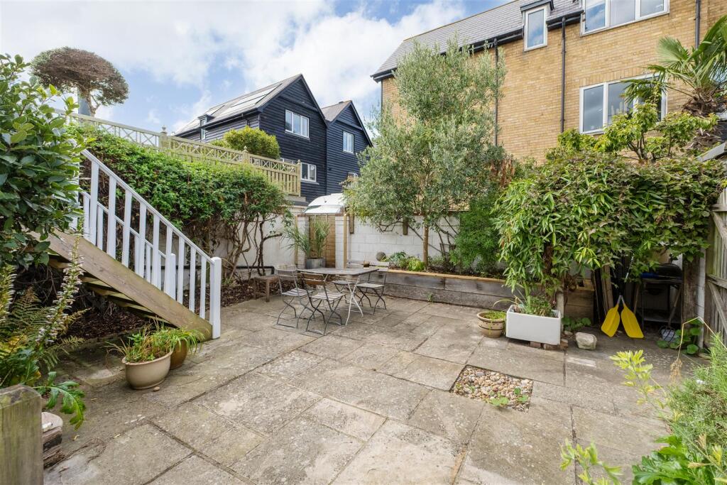 Island Wall, Whitstable