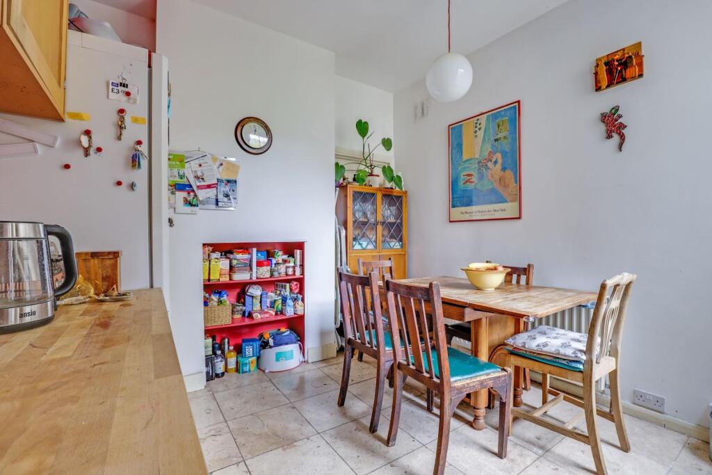 02-a8e8JHPropWorld - 11 Homecroft Road - 4-medium.