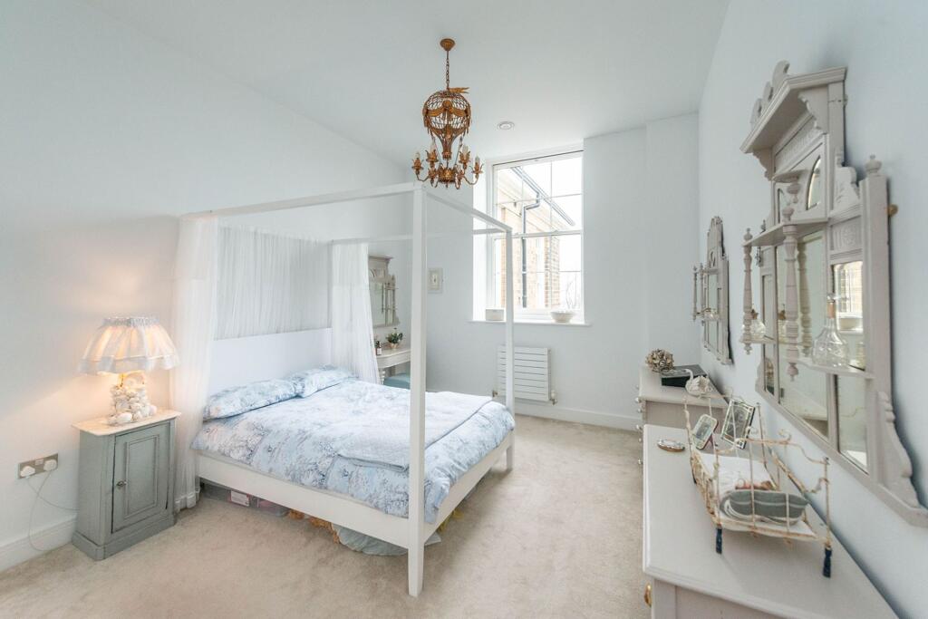 TWO DOUBLE BEDROOMS AND BATHROOMS