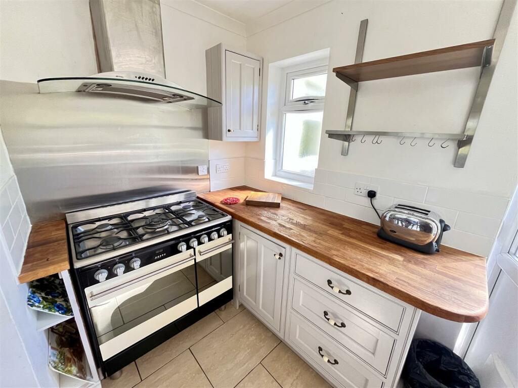 OPEN PLAN ACCESS TO REAR KITCHEN