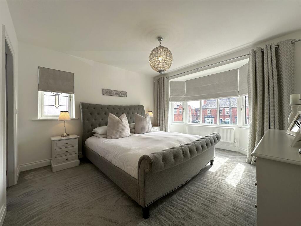 Bay-Fronted Master Bedroom 224