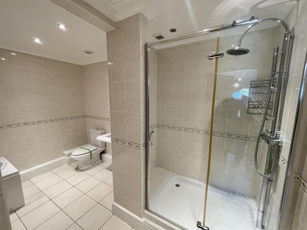 EN-SUITE FIRST ANGLE