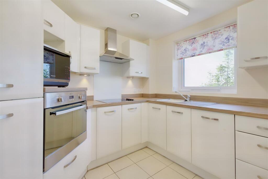 8550319-interior10.JPG