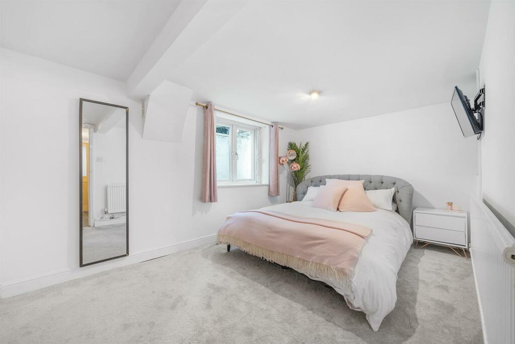 Bedroom 1.jpg