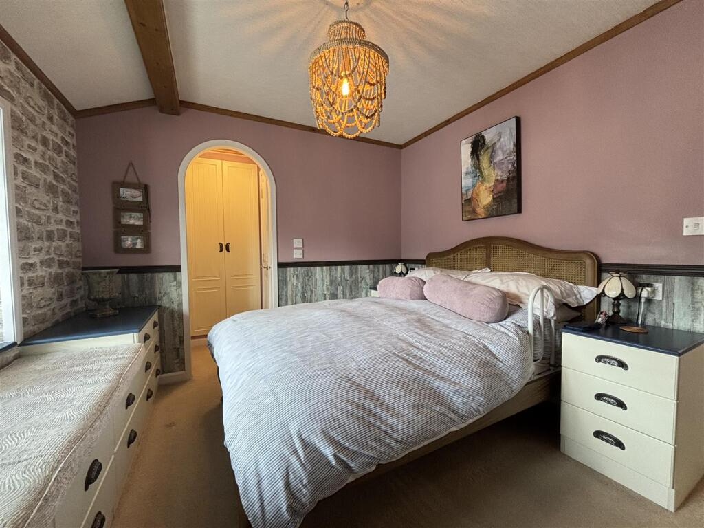 OAKLANDS BEDROOM .jpg