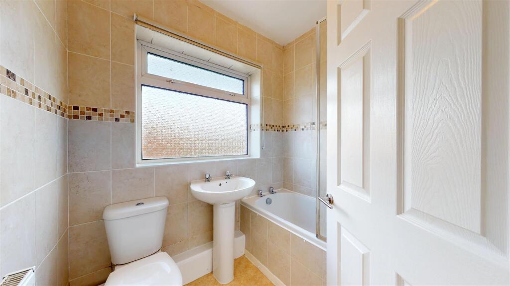 Stretton Close 18 Bathroom.jpg