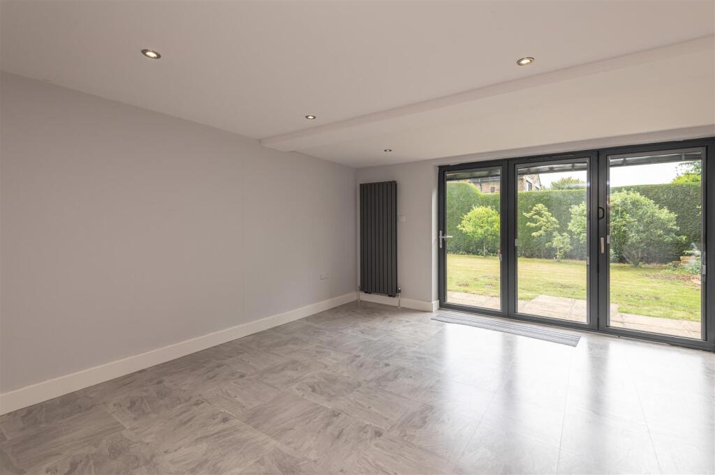 71 - 14 Broomfield Road HD2 2HG.jpg