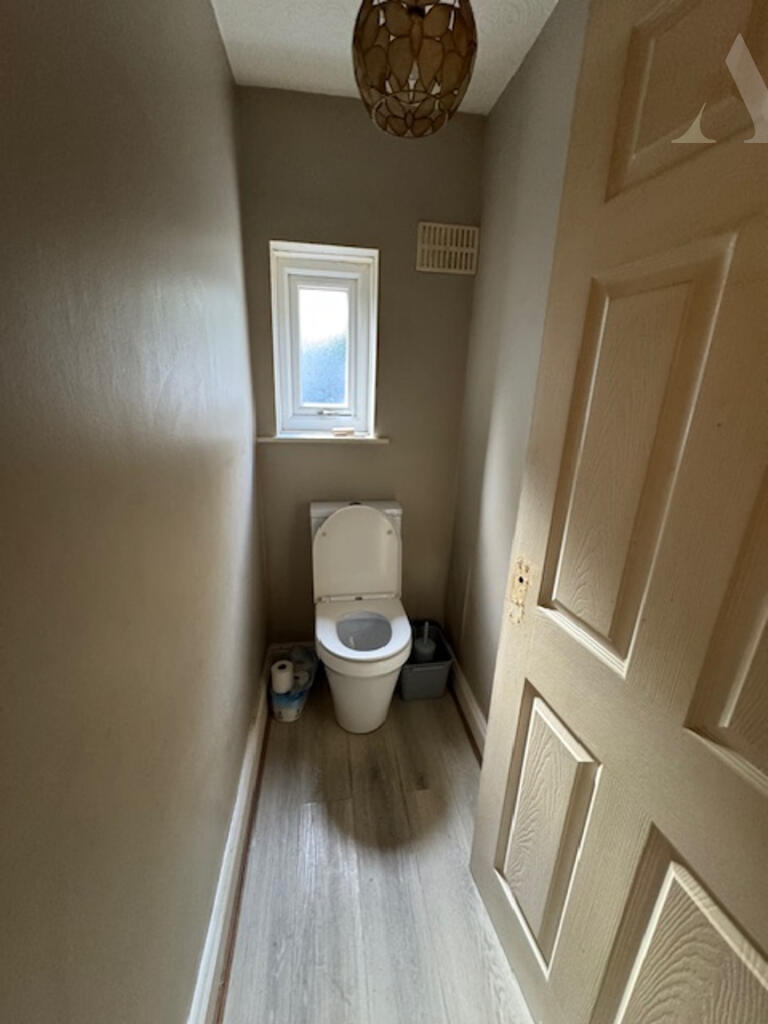 11 Findon Road - wc.jpeg