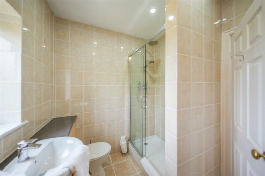 EN SUITE SHOWER ROOM/WC