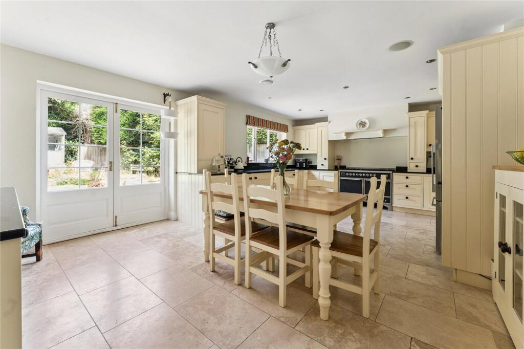 Kitchen / B'fast Roo