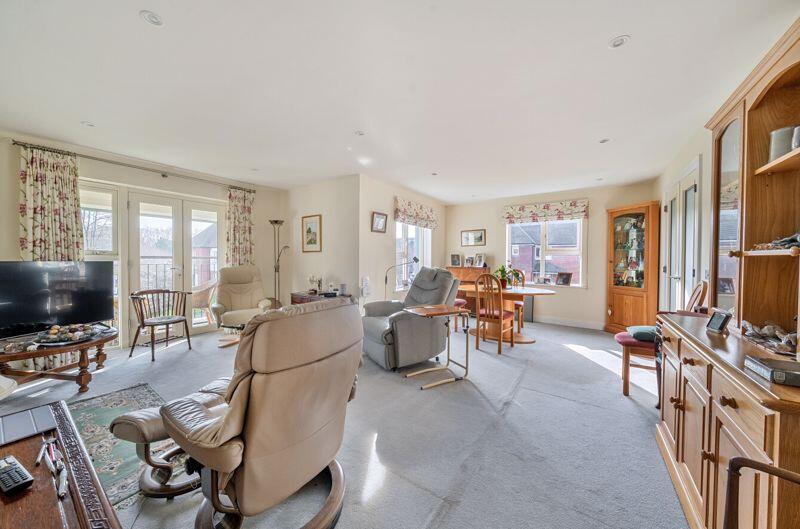 Spacious living/dining room