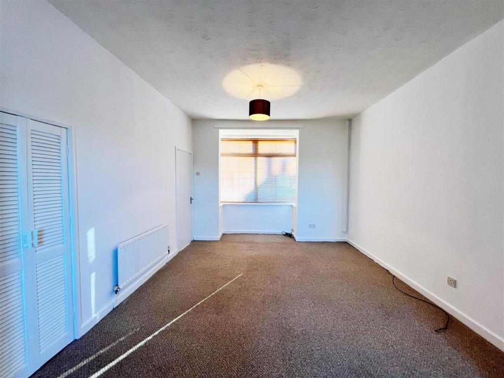 LOUNGE / DINING AREA