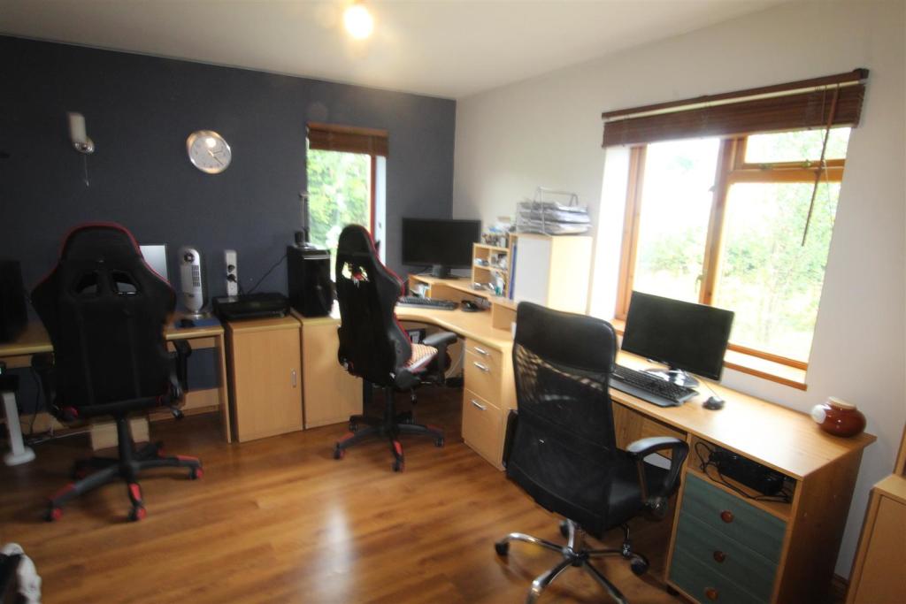 DOWNSTAIRS STUDY/BEDROOM 5