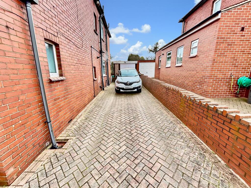 Off Street Parking &amp; Single Garage: