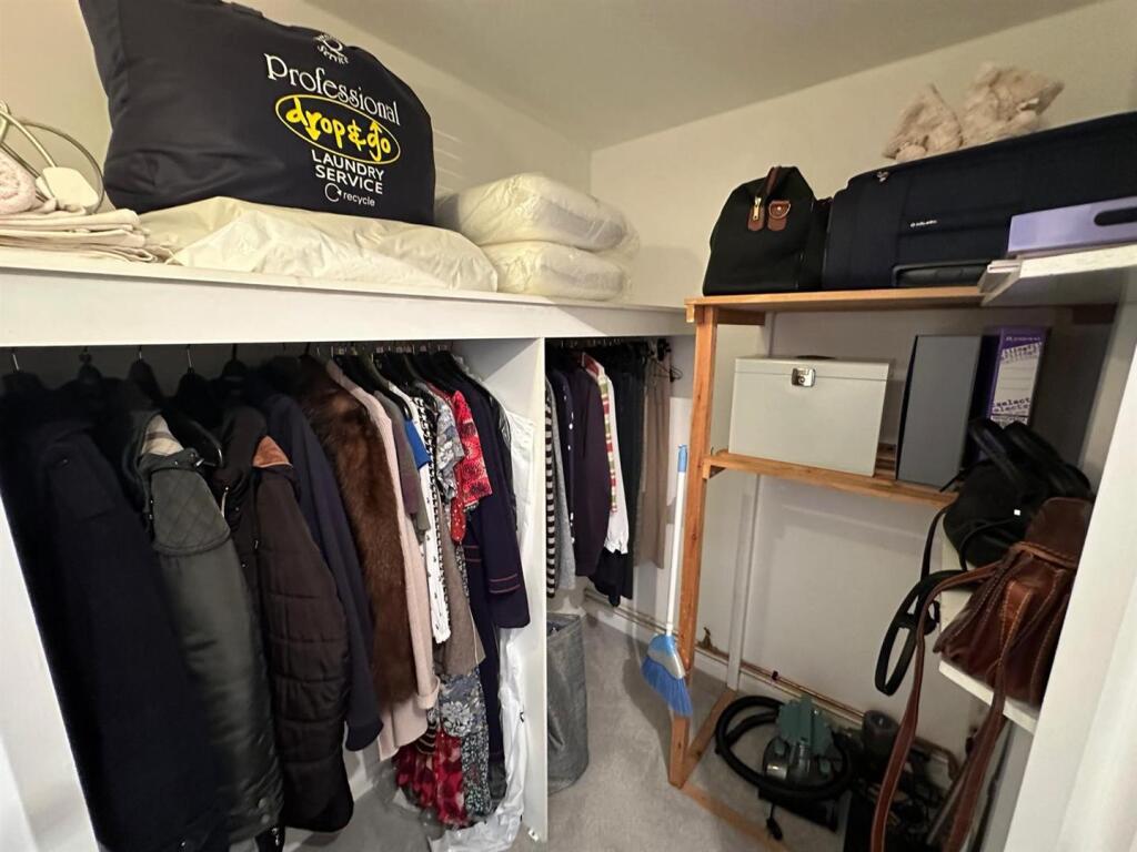 Walk in Wardrobe!.jpg