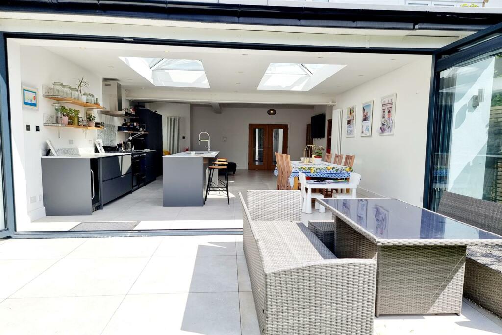 AL FRESCO DINING IN THE SUN: