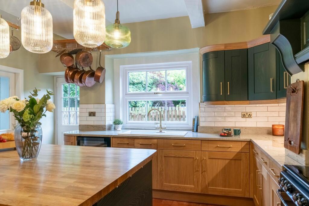 Modern kitchen with plenty of storage and worktop space