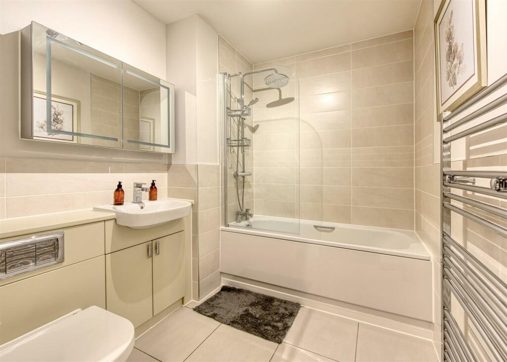 5 Clock Gardens-bed1 ensuite.jpg
